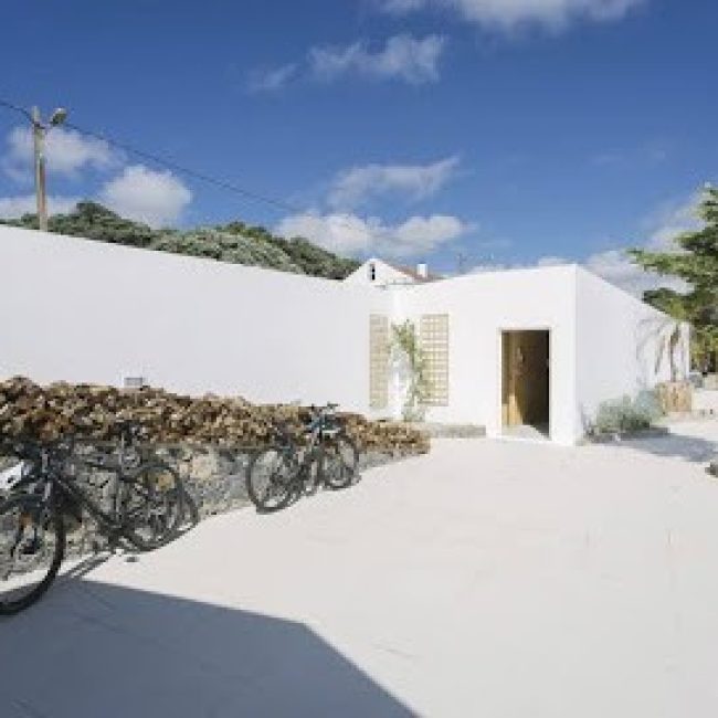 WHITE EXCLUSIVE SUITES & VILLAS